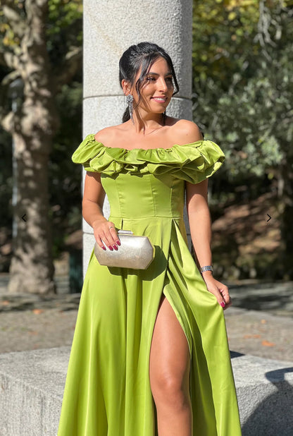Abito MARYA Elegante abito off-shoulder con corpino arricciato a balze e ampia gonna con spacco laterale.