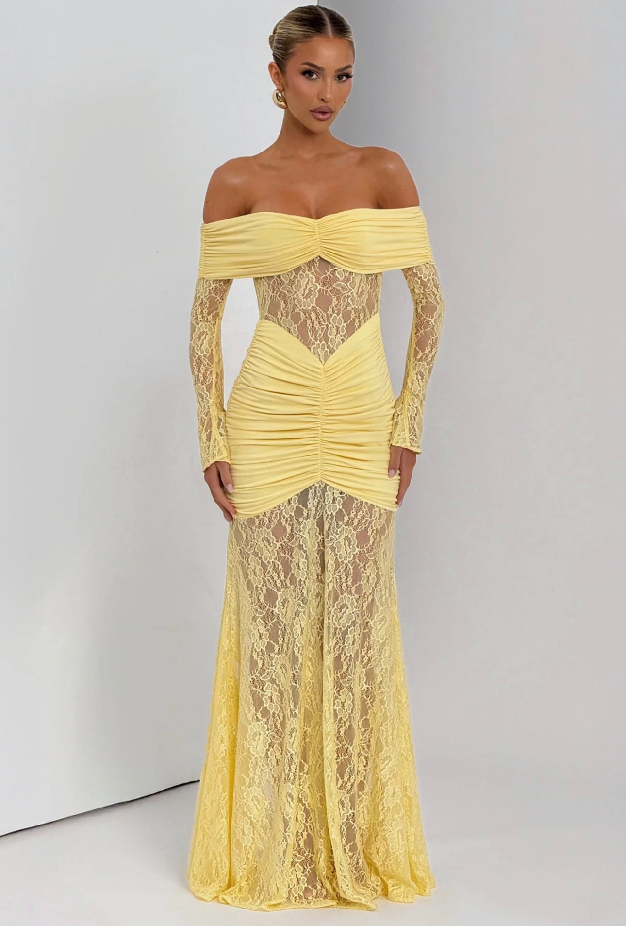 Abito AMIRA Elegante e sensuale, questo abito lungo off-shoulder in pizzo valorizza la silhouette con dettagli arricciati e trasparenze raffinate. Perfetto per cerimonie, eventi e serate glamour. Un look da vera protagonista.