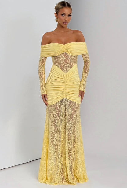 Abito AMIRA Elegante e sensuale, questo abito lungo off-shoulder in pizzo valorizza la silhouette con dettagli arricciati e trasparenze raffinate. Perfetto per cerimonie, eventi e serate glamour. Un look da vera protagonista.