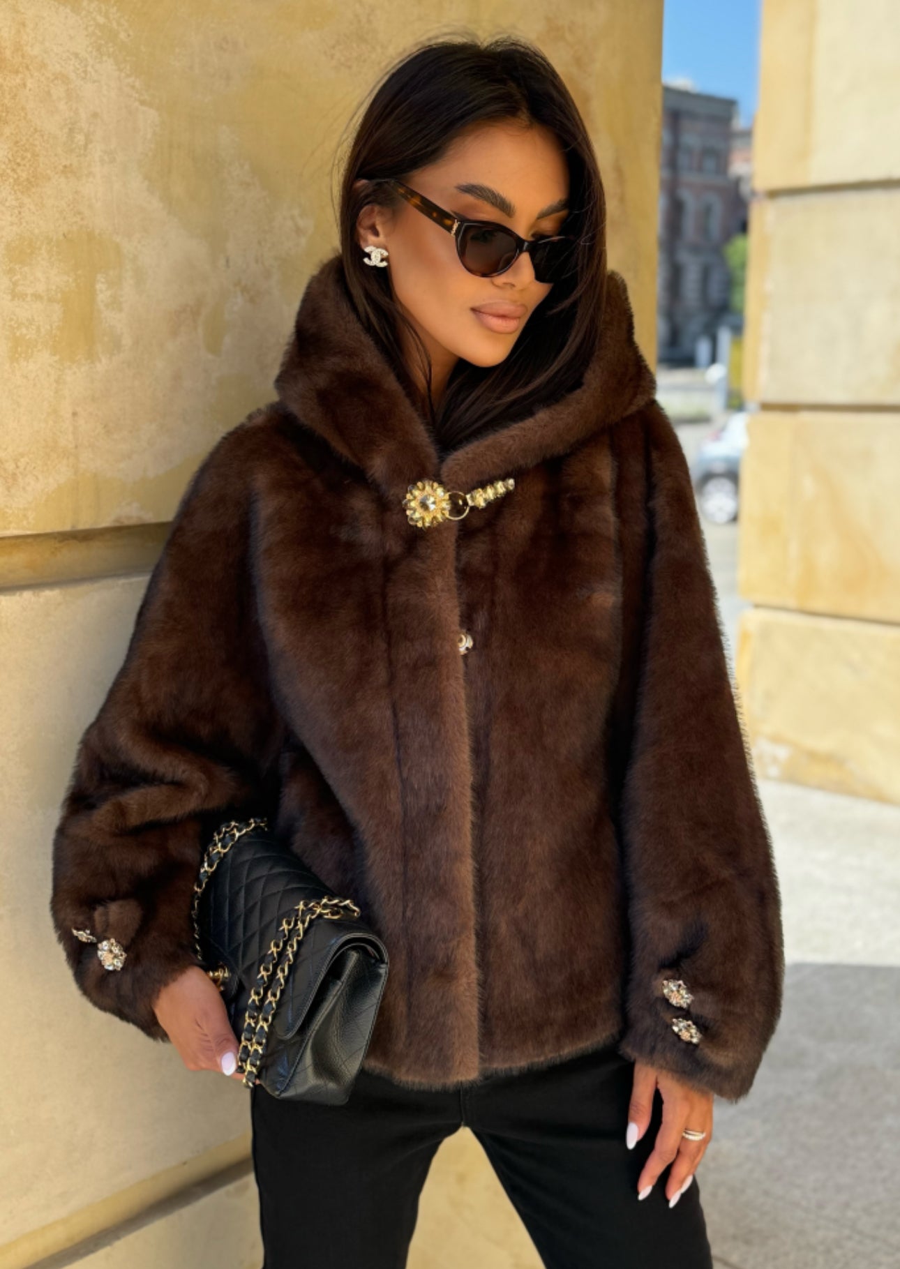 Pelliccia LUNA avvolgiti nel lusso eco-pelliccia in visone Morbida, calda e raffinata, è il capo ideale per aggiungere un tocco di eleganza ai look invernali. Il taglio oversize e il colore marrone intenso la rendono un must-have senza tempo.