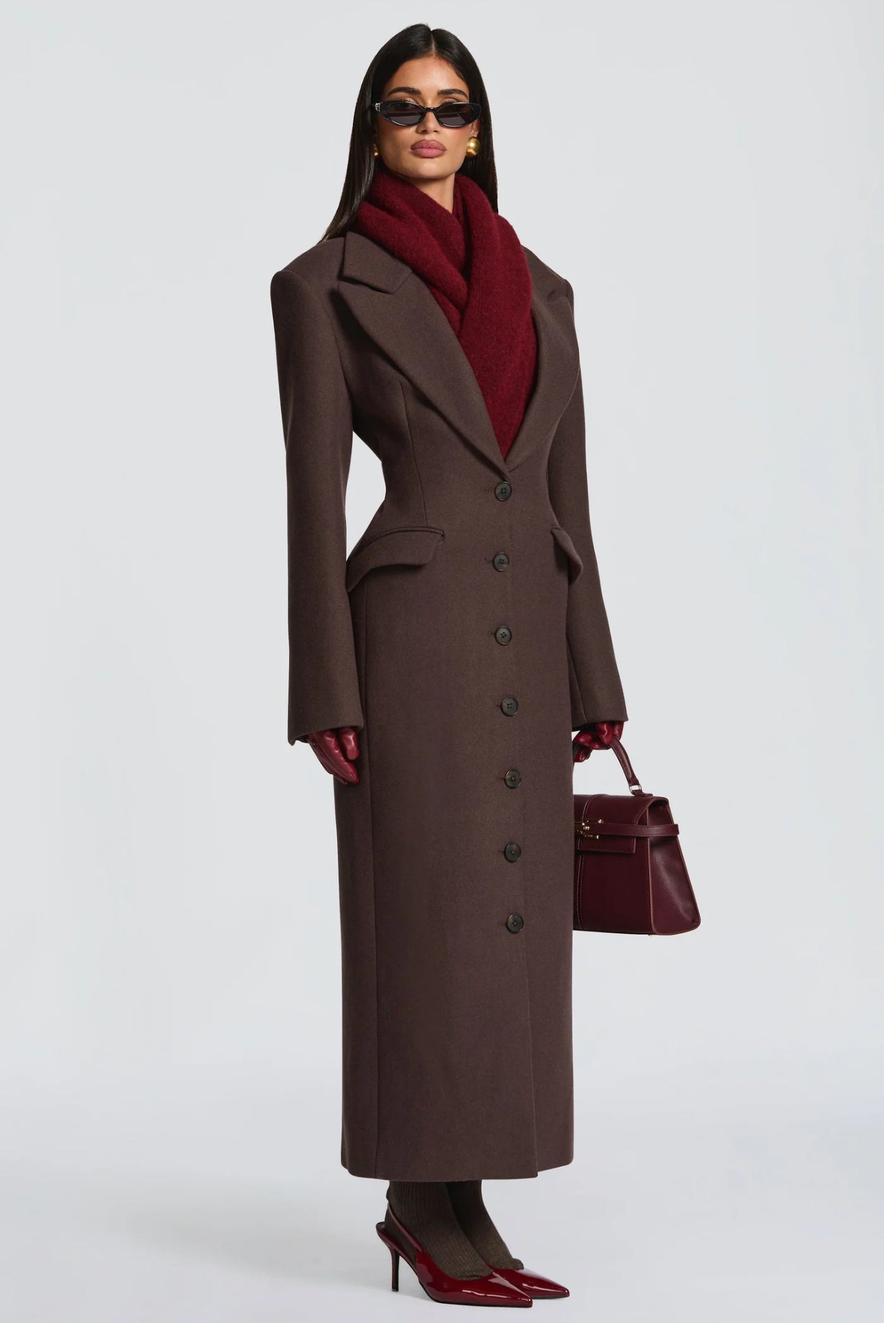 Cappotto ANGELICA lungo grigio in lana, con bottoni frontali e maxi revers a scialle. La linea dritta e sartoriale slancia la figura, mentre il colletto ampio aggiunge un tocco sofisticato. Perfetto per look invernali raffinati, dal giorno alla sera.