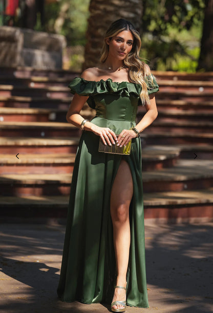 Abito MARYA Elegante abito off-shoulder con corpino arricciato a balze e ampia gonna con spacco laterale.