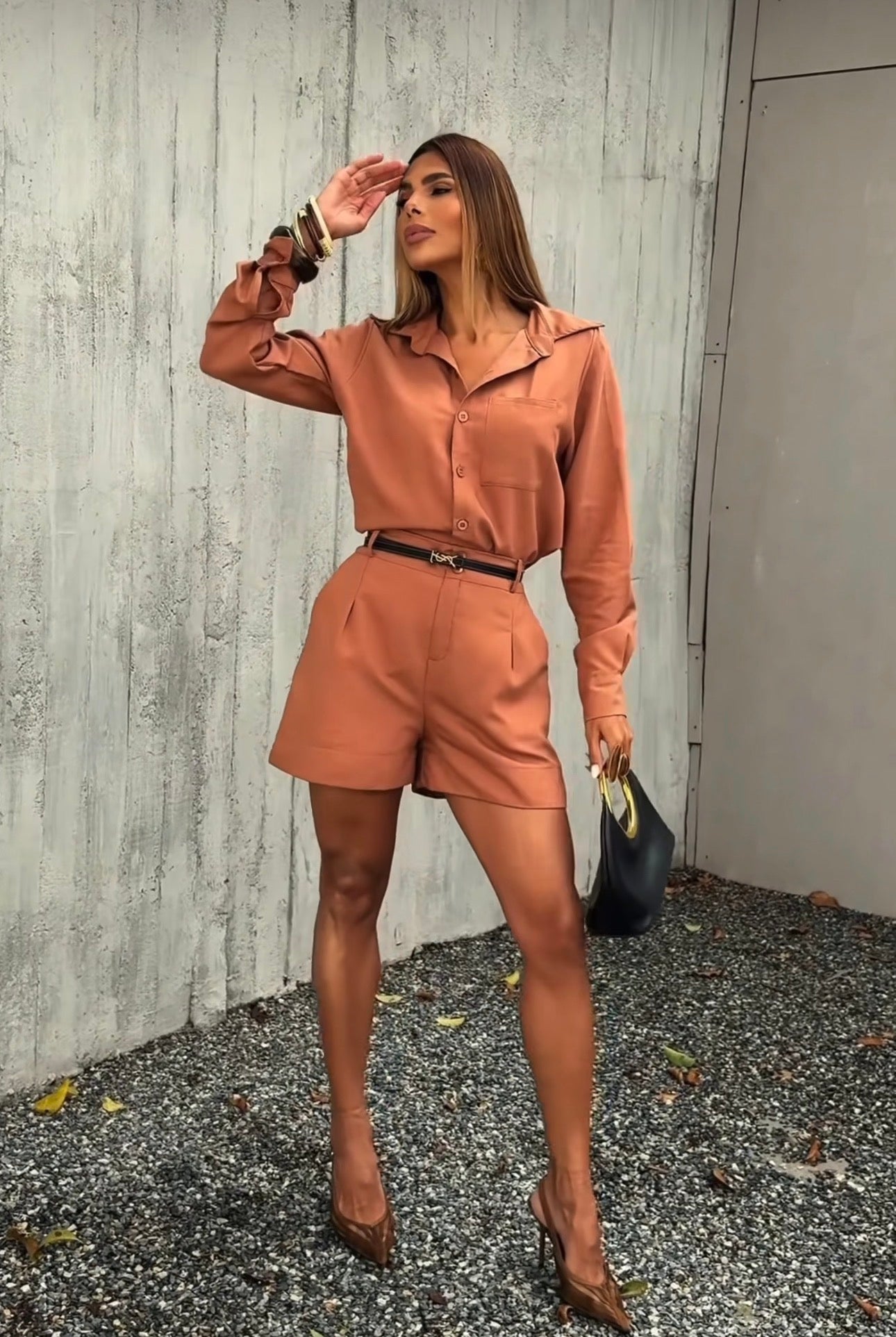 Coordinato Camilla camicia e shorts perfetto per la donna che ama uno stile curato anche nel tempo libero. Il coordinato
è composto da una camicia a maniche lunghe con colletto classico, taschino sul petto e bottoni centrali, abbinata a shorts sartoriali