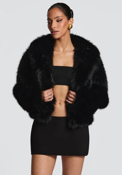 Crop Eco-Fur Jacket – Luxe Edition "Essenziale per la stagione fredda: caldo, leggero e irresistibilmente glam."