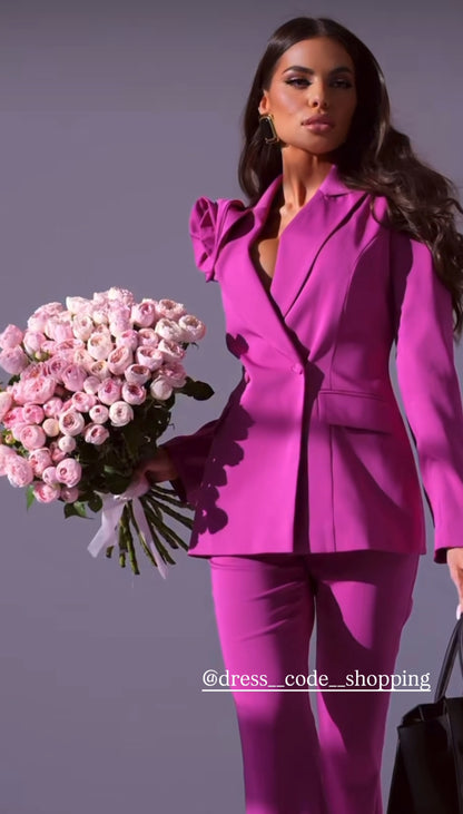Tailleur KATIA Giacca doppio petto  con spilla estraibile pantalone Zampa tessuto leggermente elasticizzato ottima vestibilita Made in Italy 🇮🇹