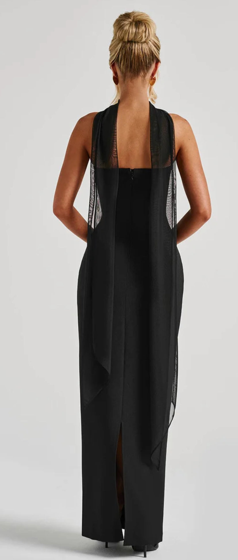 Long dress YIULIA tubino lungo è perfetto per mettere in risalto le forme femminili. Il foulard in tulle lungo può essere utilizzato per creare differenti look