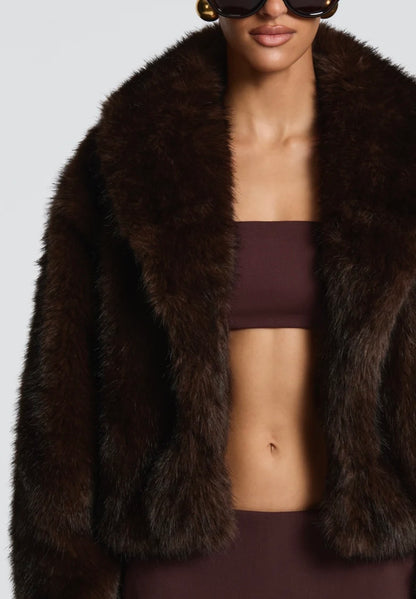 Crop Eco-Fur Jacket – Luxe Edition "Essenziale per la stagione fredda: caldo, leggero e irresistibilmente glam."