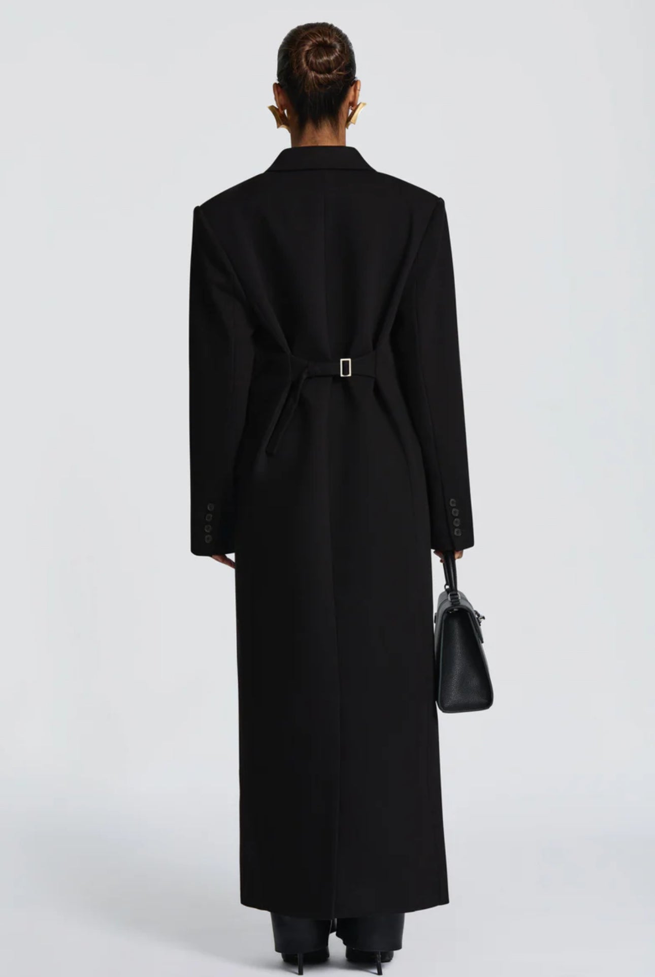 Cappotto ISABELLA  lungo dal taglio sartoriale con design doppiopetto e spalle strutturate. Elegante e versatile, perfetto per completare look sofisticati nelle giornate più fredde.