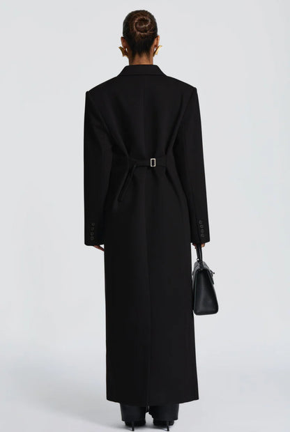 Cappotto ISABELLA  lungo dal taglio sartoriale con design doppiopetto e spalle strutturate. Elegante e versatile, perfetto per completare look sofisticati nelle giornate più fredde.