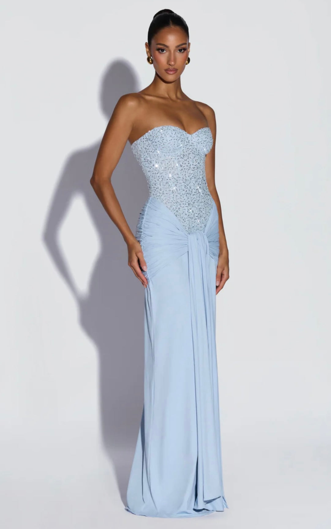 Abito LUNA Romantico e sofisticato,è pensato per lasciare il segno. Il corpetto strapless strutturato, impreziosito da micro-cristalli luminosi, valorizza il décolleté e la silhouette. La gonna lunga in tessuto fluido cade morbida