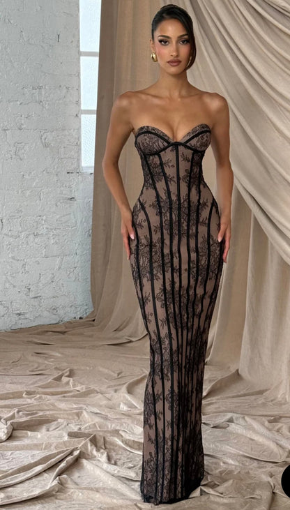 Long dress Sophia Abito lungo dal fascino sensuale ed elegante, realizzato in pizzo ricamato trasparente con base nude e dettagli neri a contrasto. Il corpetto strutturato stile bustier valorizza il décolleté.