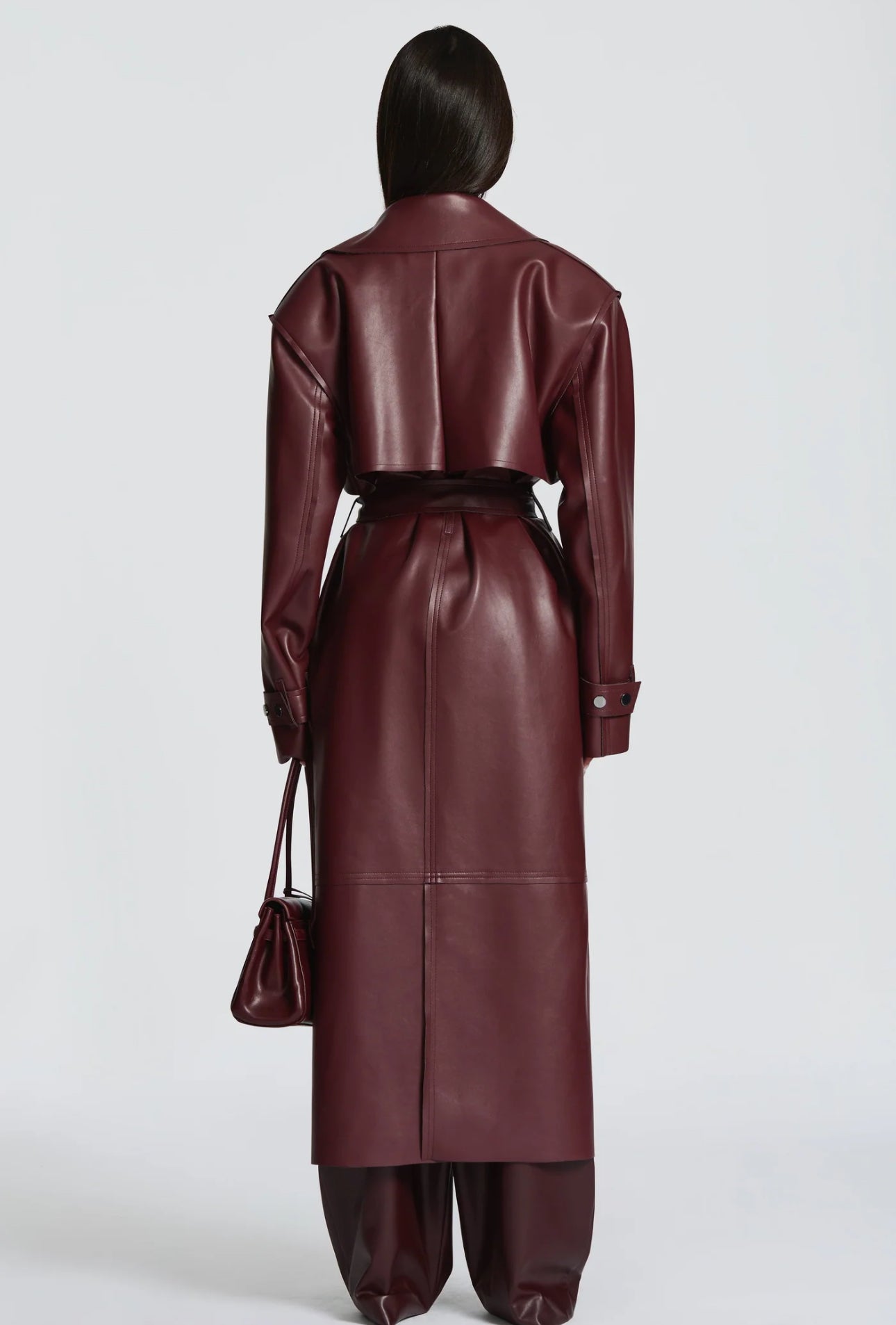 Trench ANITA in eco-pelle con cintura Un look deciso e sofisticato, perfetto per chi ama uno stile contemporaneo e audace.