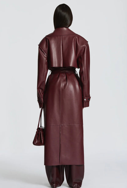 Trench ANITA in eco-pelle con cintura Un look deciso e sofisticato, perfetto per chi ama uno stile contemporaneo e audace.