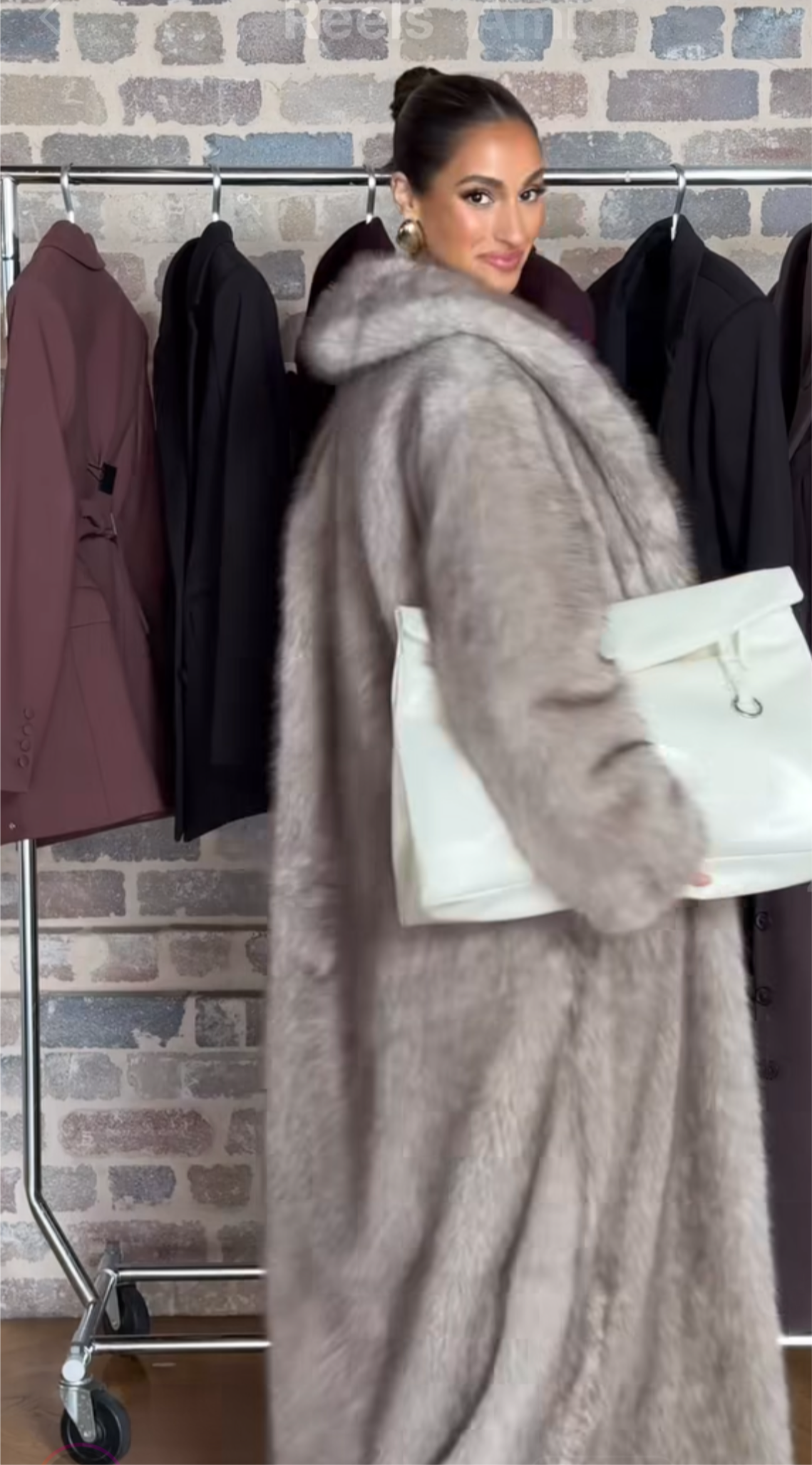 Pelliccia BRENDA Un modello avvolgente e sofisticato, caratterizzato da una linea dritta e dal volume morbido. Realizzato in pelliccia di visone ecologico di alta qualità, garantisce calore e comfort con un tocco glamour.