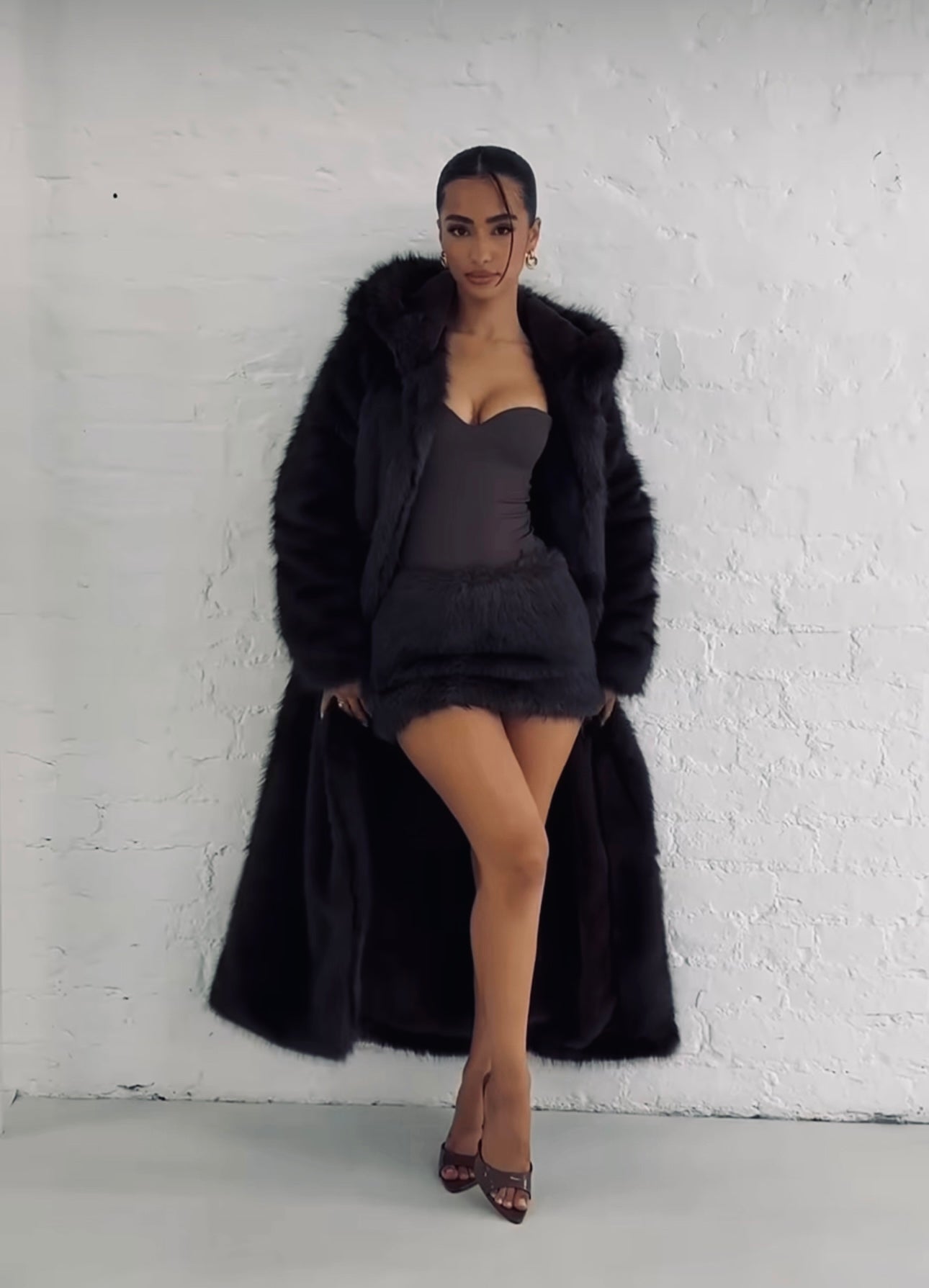 Pelliccia Giada in eco-pelliccia lunga
Eleganza e calore in un unico capo. Il cappotto Giada in eco-pelliccia premium unisce comfort e lusso, perfetto per le giornate più fredde.
Il taglio lungo e la linea morbida donano un effetto avvolgente e sofistica