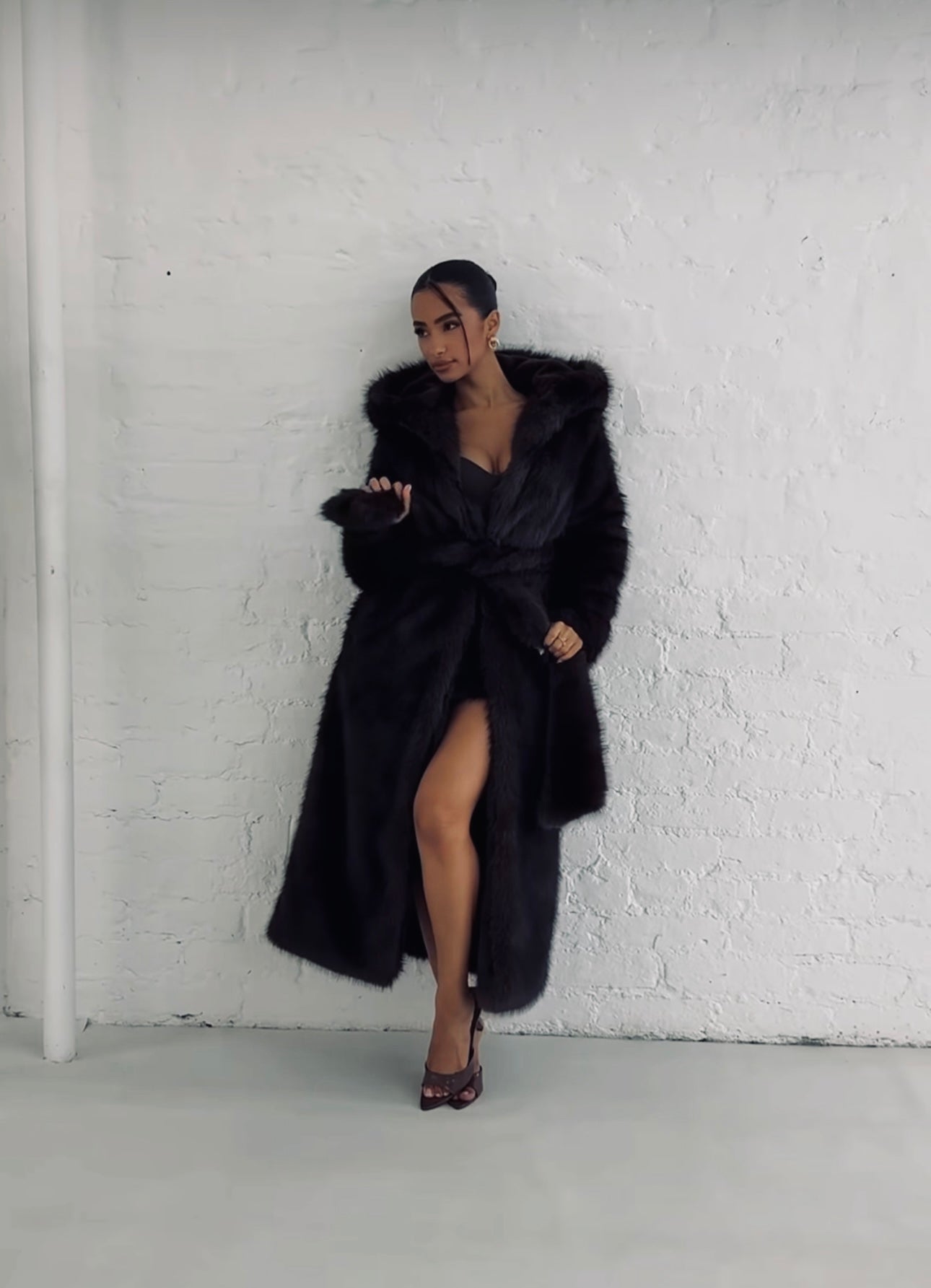 Pelliccia Giada in eco-pelliccia lunga
Eleganza e calore in un unico capo. Il cappotto Giada in eco-pelliccia premium unisce comfort e lusso, perfetto per le giornate più fredde.
Il taglio lungo e la linea morbida donano un effetto avvolgente e sofistica