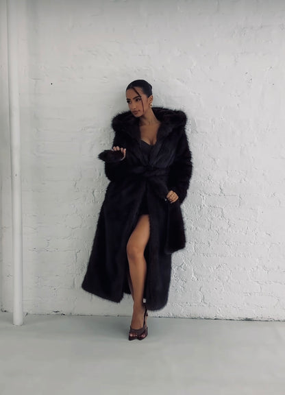 Pelliccia Giada in eco-pelliccia lunga
Eleganza e calore in un unico capo. Il cappotto Giada in eco-pelliccia premium unisce comfort e lusso, perfetto per le giornate più fredde.
Il taglio lungo e la linea morbida donano un effetto avvolgente e sofistica