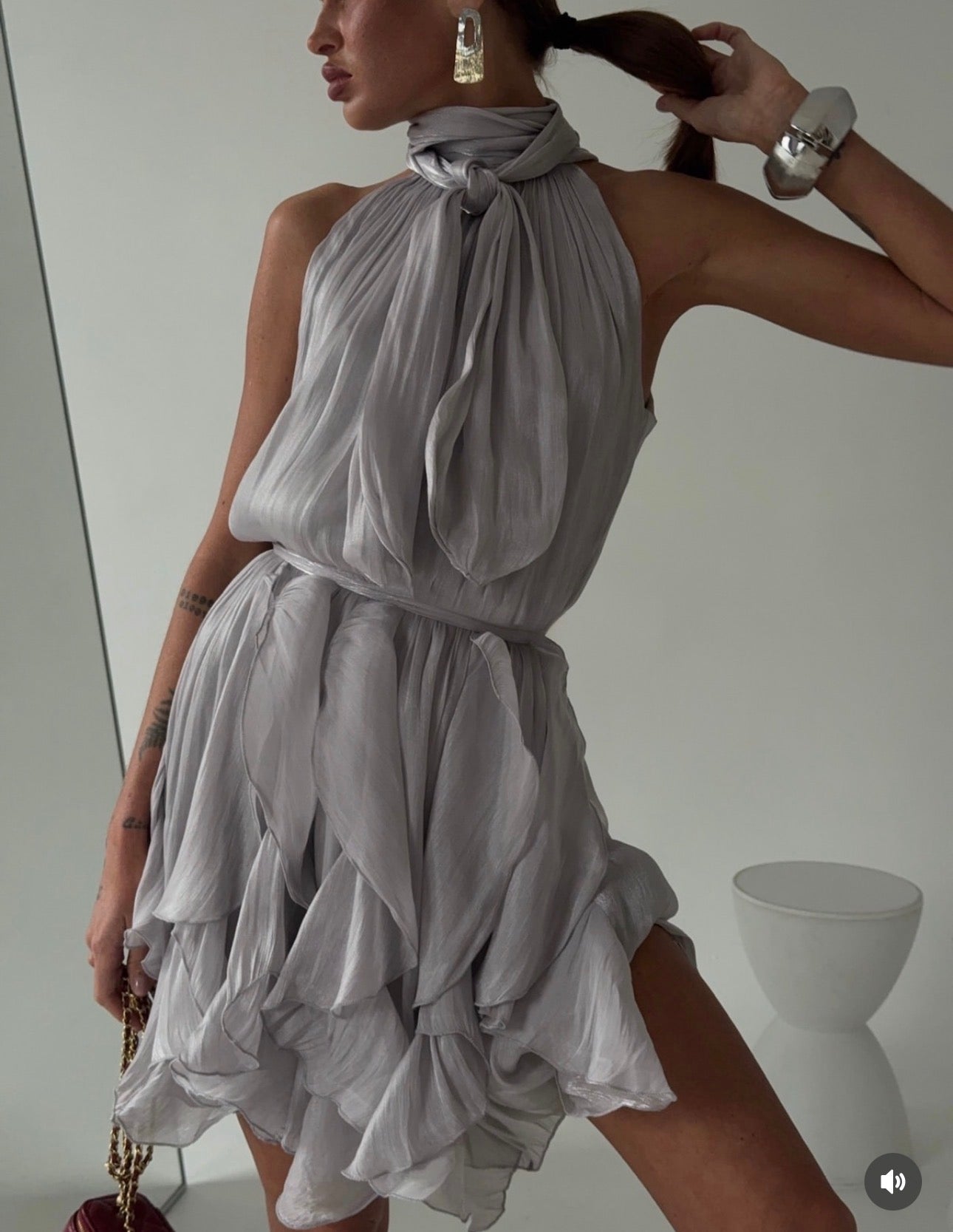 Abito Rouches midi dress con scollo all'americana, collo con fiocco e gonna a cascata di rouches multistrato pensato per chi vuole essere al centro della scena senza sforzo. La silhouette fluida e il tessuto leggero lo rendono perfetto