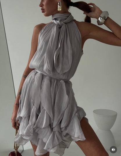 Abito Rouches midi dress con scollo all'americana, collo con fiocco e gonna a cascata di rouches multistrato pensato per chi vuole essere al centro della scena senza sforzo. La silhouette fluida e il tessuto leggero lo rendono perfetto