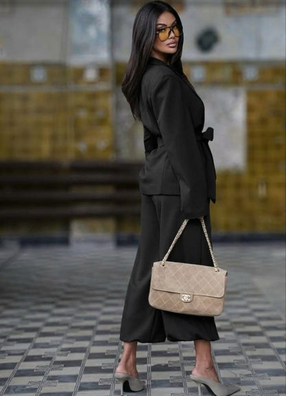 Completo SAMIRA Caldo, elegante e dal carattere contemporaneo. Questo completo due pezzi è realizzato in morbido cotone invernale, un tessuto avvolgente e confortevole perfetto per affrontare la stagione fredda con stile senza rinunciare alla comodità.