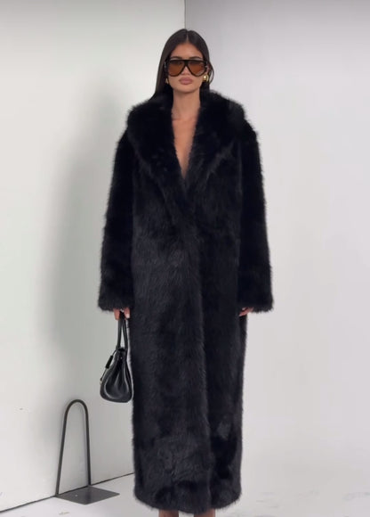 Pelliccia BRENDA Un modello avvolgente e sofisticato, caratterizzato da una linea dritta e dal volume morbido. Realizzato in pelliccia di visone ecologico di alta qualità, garantisce calore e comfort con un tocco glamour.