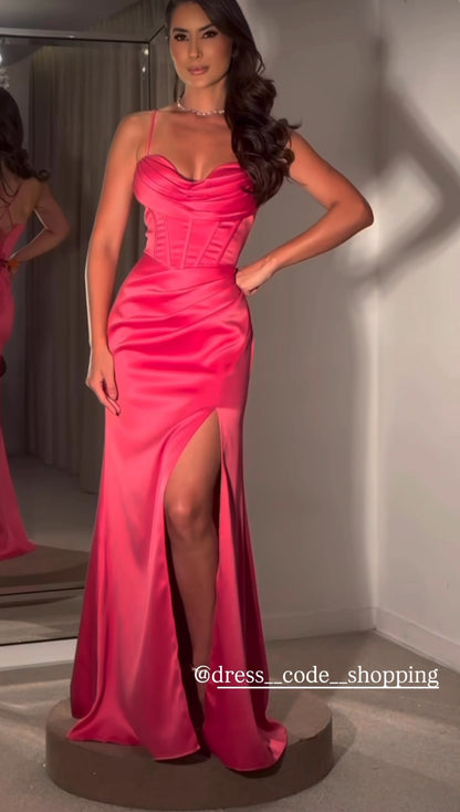 Abito ARIANA elegante in raso lucido con corpetto a bustier drappeggiato e spalline sottili.
Lo spacco laterale aggiunge un tocco di sensualità. Perfetto per serate di gala, eventi formali o occasioni speciali
