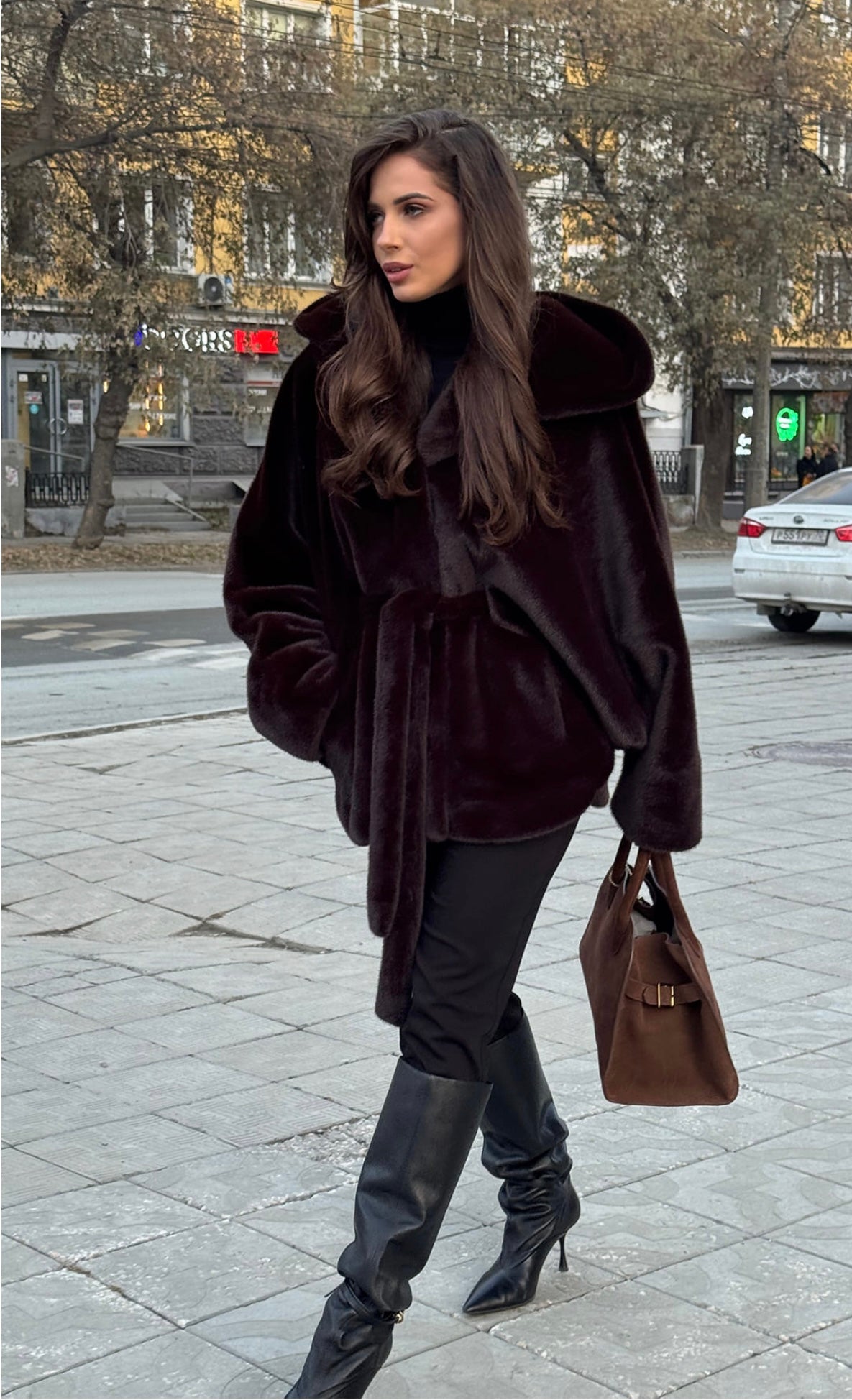 Pelliccia con cappuccio DANIELA Realizzato in morbida pelliccia in visone ecologico premium, garantisce calore e stile nelle giornate più fredde.
Il taglio Midi e la vestibilità regolare lo rendono perfetto sia per il giorno che per la sera.