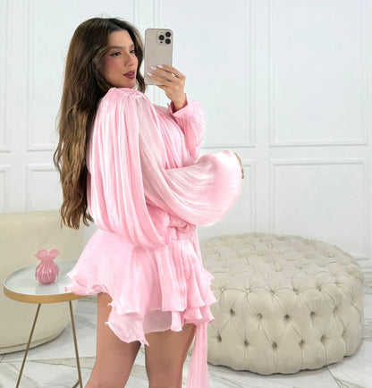 Mini dress CHARLOTTE in dettaglio plissettato su tutto l’abito, manica a sbuffo, elastico sul retro, spallina interna piu pantaloncino non fartelo scappare