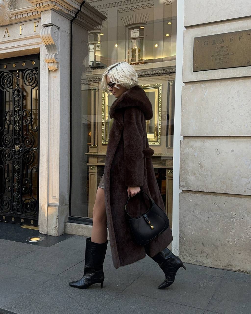 Pelliccia GRETA ecologica lunga con cappuccio ha una texture morbida e avvolgente, perfetto per affrontare il freddo con stile.