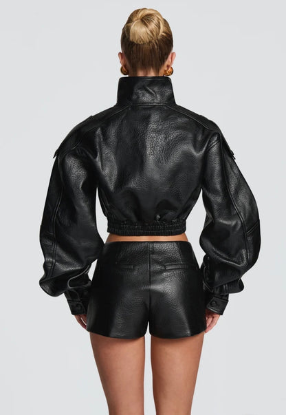 Set EVA L'eleganza contemporanea del completo in pelle. Giubbotto & Shorts in promozione
