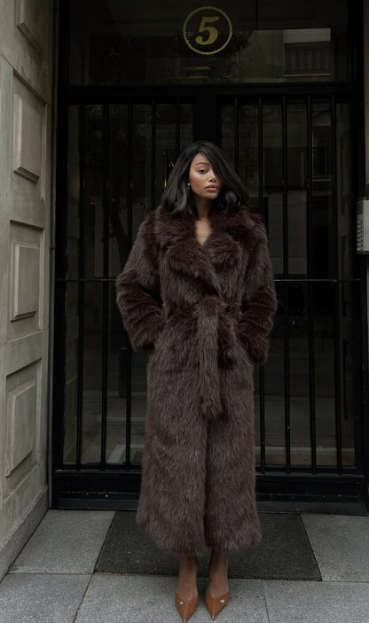 Pelliccia GIORGIA Avvolgente, sofisticato e ultra-morbido: questo cappotto lungo in ecopelliccia  porta il lusso in ogni look