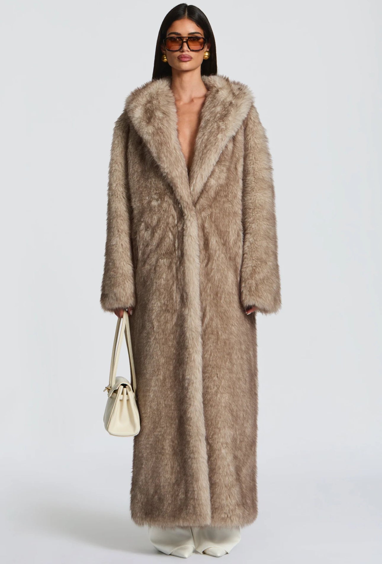 Pelliccia BRENDA Un modello avvolgente e sofisticato, caratterizzato da una linea dritta e dal volume morbido. Realizzato in pelliccia di visone ecologico di alta qualità, garantisce calore e comfort con un tocco glamour.