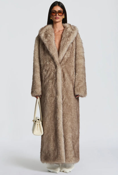 Pelliccia BRENDA Un modello avvolgente e sofisticato, caratterizzato da una linea dritta e dal volume morbido. Realizzato in pelliccia di visone ecologico di alta qualità, garantisce calore e comfort con un tocco glamour.