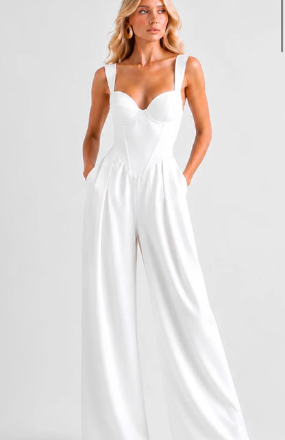 Jumpsuit Sartoriale a Gamba Larga questo capo combina la struttura audace di un bustier con la fluidità elegante dei pantaloni a gamba larga, creando una silhouette clessidra che esalta ogni figura.
