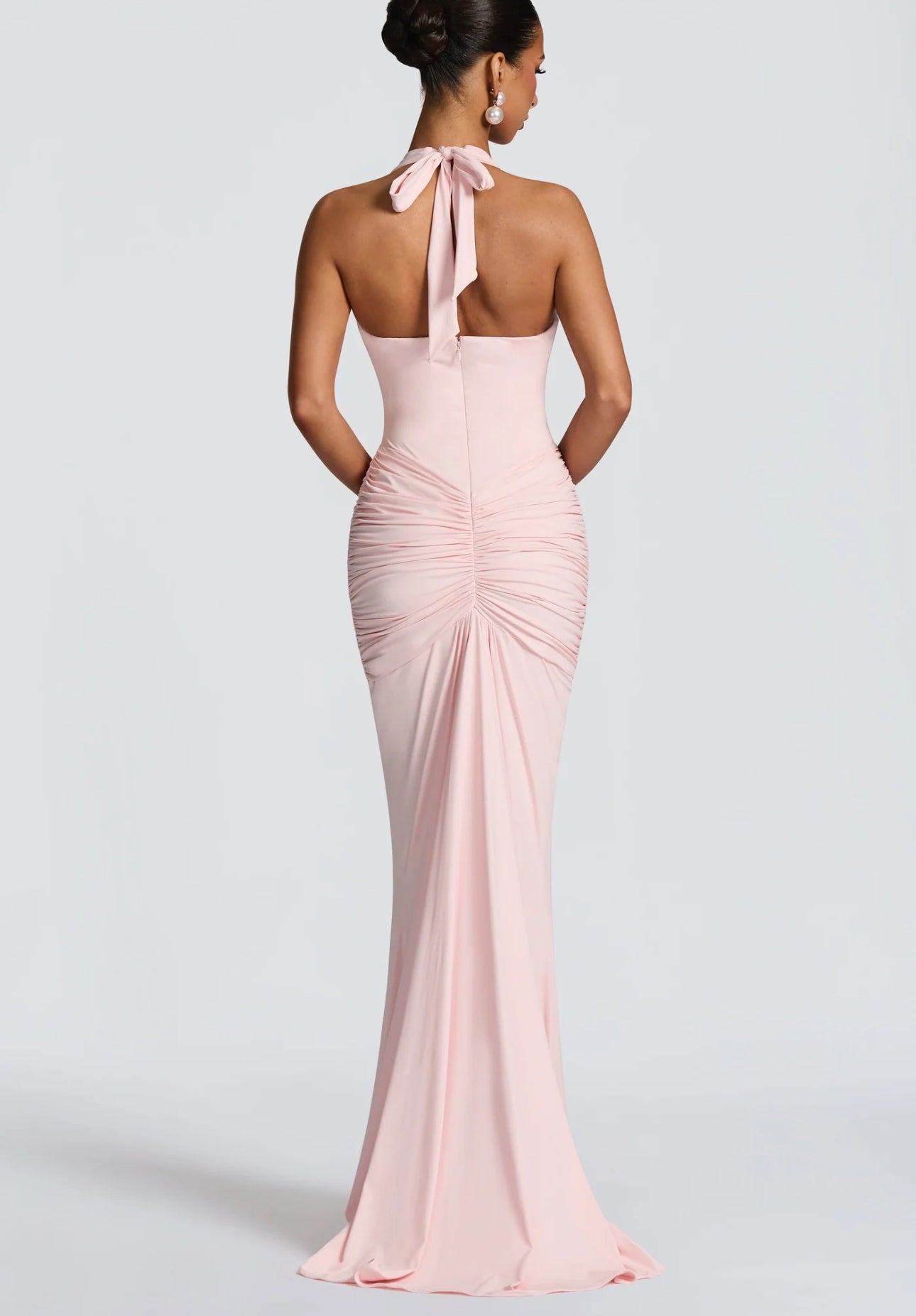 Abito Greta scenografico che esalta la silhouette con linee sinuose e dettagli sofisticati. Questo modello lungo è pensato per chi desidera un look magnetico e raffinato.