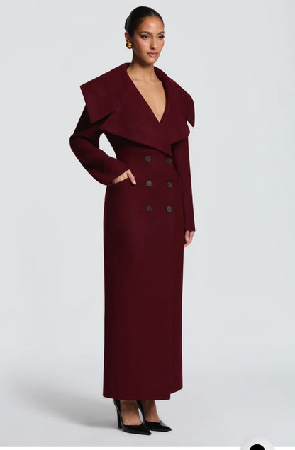 Cappotto Lungo Sartoriale con Maximantellina Un capospalla scenografico e di classe che ridefinisce l'eleganza invernale. Caratterizzato da un'ampia mantellina sulle spalle e una silhouette clessidra accentuata dal punto vita segnato.
