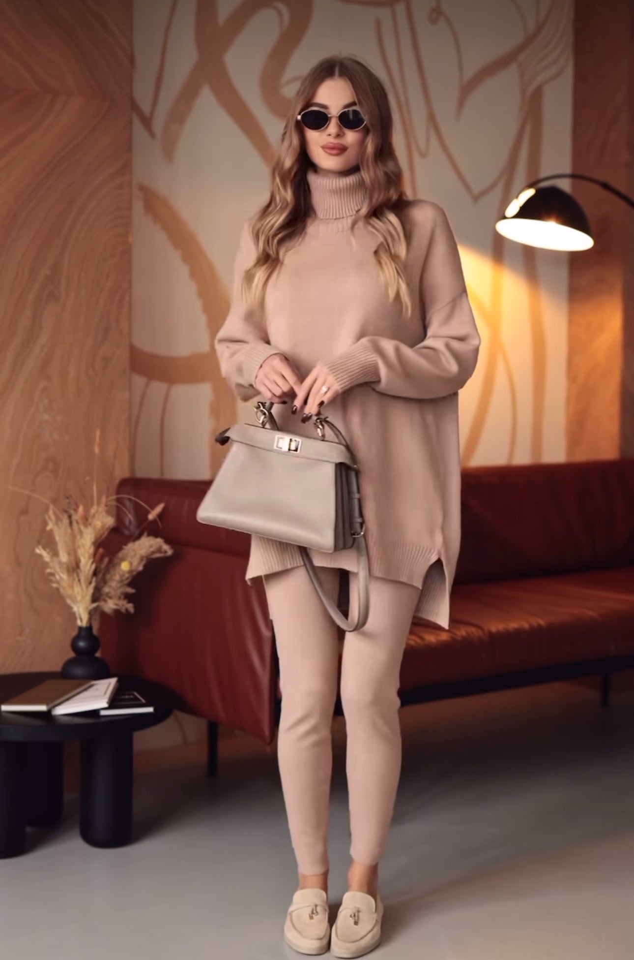 Coordinato ALBA indossa un coordinato in stile minimal e raffinato.
L'outfit è composto da un maxi maglione a collo alto in maglia con un design oversize e spacchetti laterali. È abbinato a pantaloni slim fit in coordinato