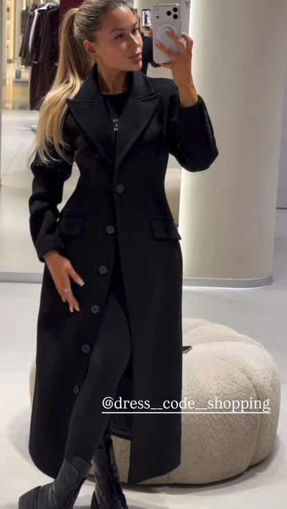 Cappotto ANGELICA lungo grigio in lana, con bottoni frontali e maxi revers a scialle. La linea dritta e sartoriale slancia la figura, mentre il colletto ampio aggiunge un tocco sofisticato. Perfetto per look invernali raffinati, dal giorno alla sera.