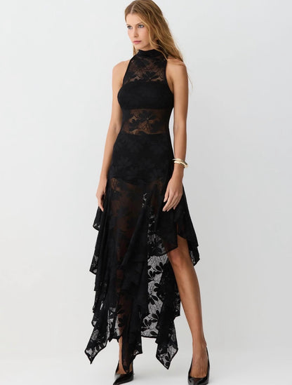 Abito Zaira in pizzo floreale semitrasparente con scollo halter e collo alto. La gonna asimmetrica a strati con orlo a fazzoletto conferisce movimento e carattere, mentre il corpino aderente valorizza la silhouette.