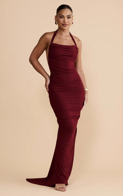 Abito EVA Un’espressione di eleganza moderna, questo abito senza schiena si distingue per la sua versatilità scultorea e per i dettagli curati. La scollatura multi-way consente uno styling personalizzato, offrendo più silhouette in un unico design