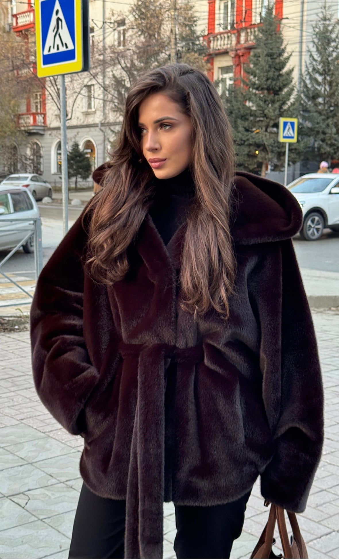 Pelliccia con cappuccio DANIELA Realizzato in morbida pelliccia in visone ecologico premium, garantisce calore e stile nelle giornate più fredde.
Il taglio Midi e la vestibilità regolare lo rendono perfetto sia per il giorno che per la sera.