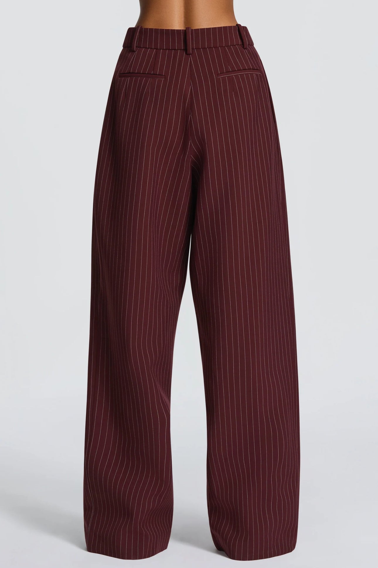 Tailleur ELEONORA Completo elegante composto da giacca oversize, pantaloni a palazzo e top coordinato. Un look moderno e sofisticato, perfetto per eventi, serate chic o outfit di tendenza.