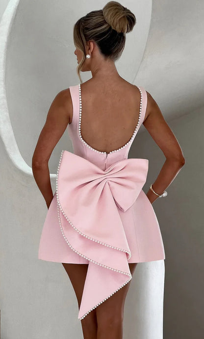 Mini Dress ALESSIA caratterizzato da un design sofisticato e femminile. Presenta una scollatura profonda sulla schiena, impreziosita da un bordo di perline che segue il profilo delle spalline e il décolleté posteriore…