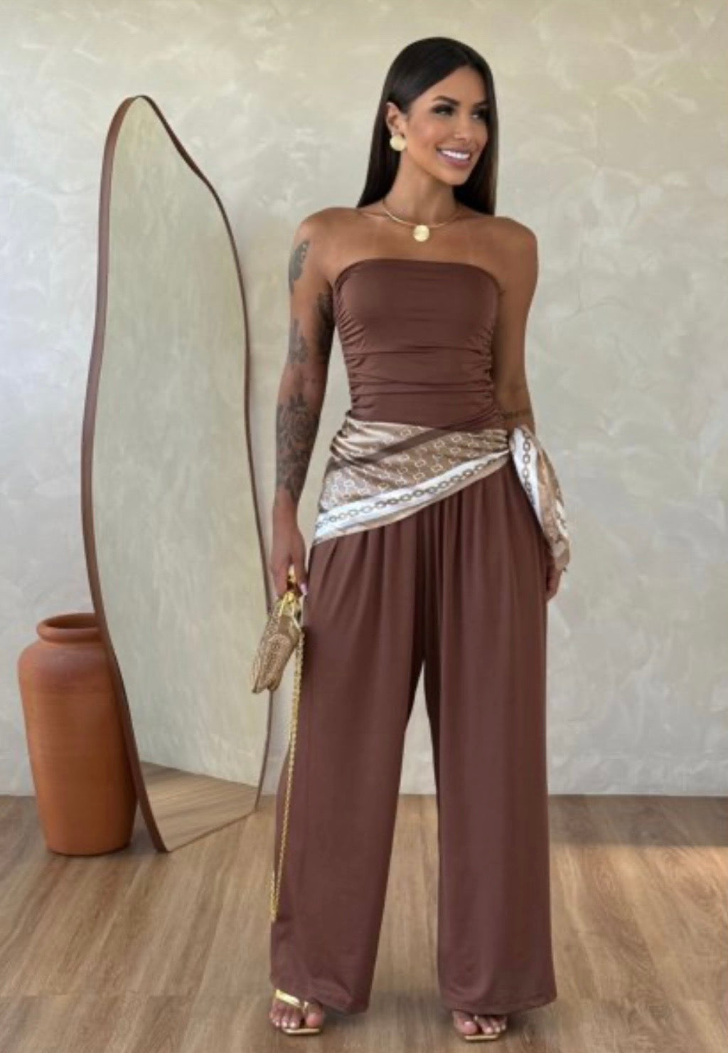 Jumpsuite Valentina Foulard in OMAGGIO
Aggiungi un tocco di freschezza al tuo guardaroba con questa splendida tuta intera.Un capo versatile che unisce la comodità del taglio a palazzo all'eleganza del top a fascia.