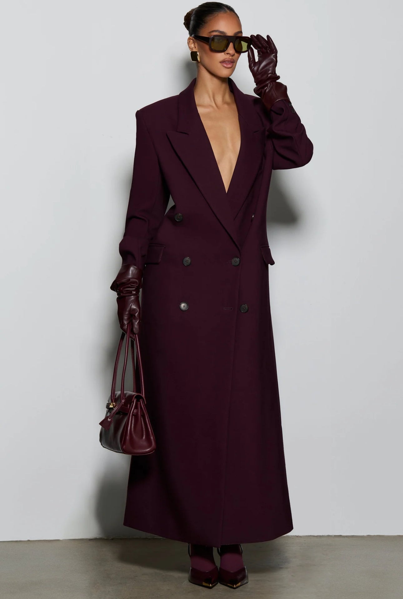 Cappotto ISABELLA  lungo dal taglio sartoriale con design doppiopetto e spalle strutturate. Elegante e versatile, perfetto per completare look sofisticati nelle giornate più fredde.