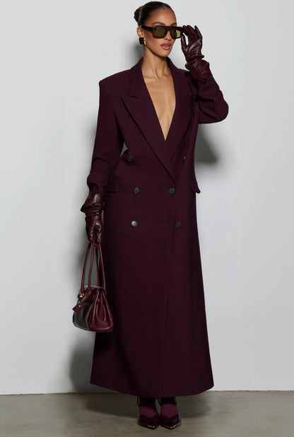Cappotto ISABELLA  lungo dal taglio sartoriale con design doppiopetto e spalle strutturate. Elegante e versatile, perfetto per completare look sofisticati nelle giornate più fredde.