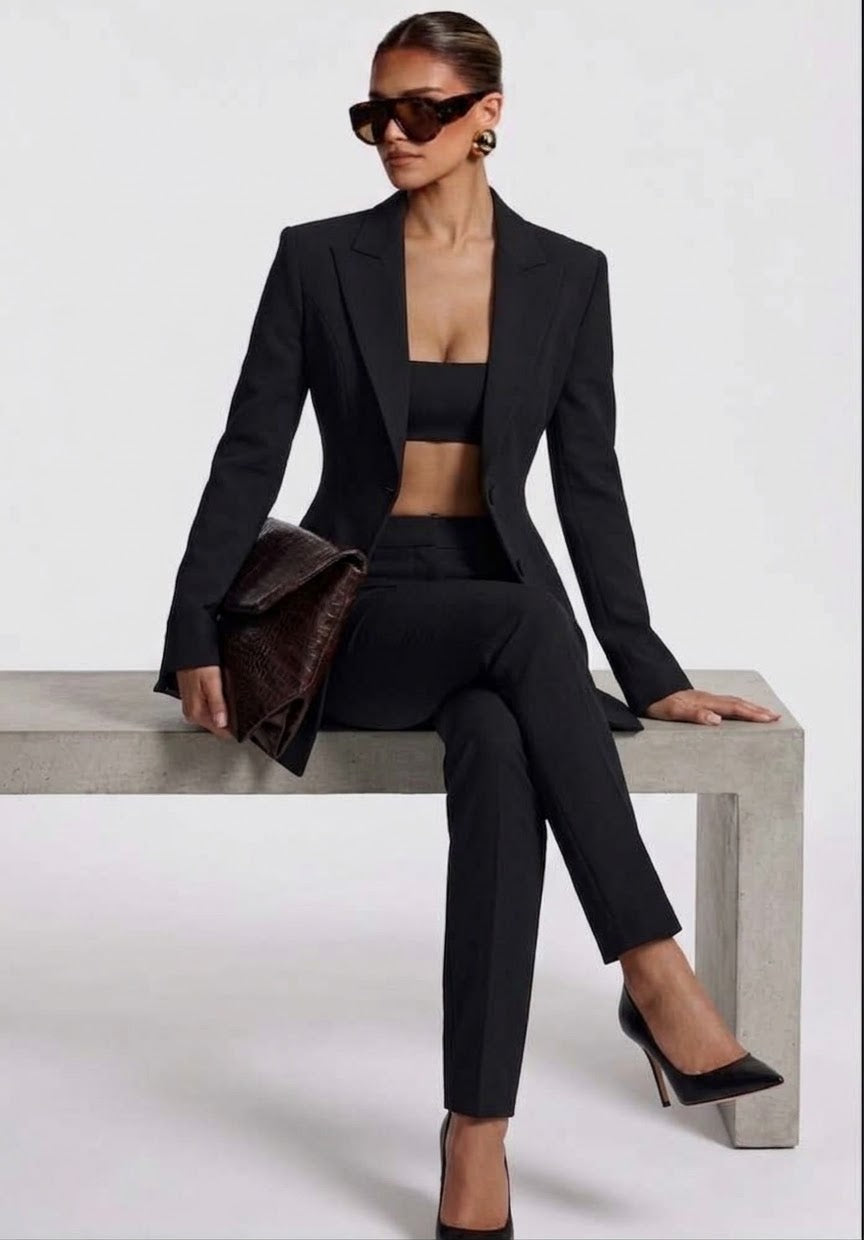 Tailleur ELEONORA SLIM in promozione Completo elegante composto da giacca avvitata slim pantaloni a sigaretta e top coordinato. Un look moderno e sofisticato, perfetto per eventi, serate chic o outfit di tendenza.