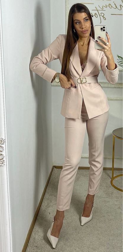 Tailleur VALENTINA con il blazer dal taglio sartoriale è arricchito da dettagli ricamati sulle maniche e una fibbia V dorata in coordinato con la cinta V mentre il pantalone leggermente elasticizzato ti garantisce un look sofisticato elegante