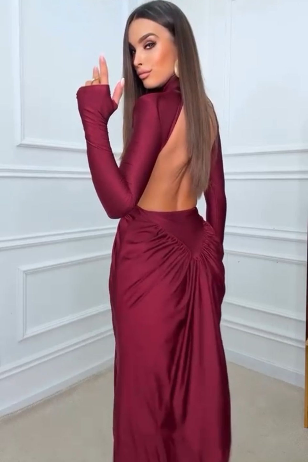 Abito JASMIN Un abito elegante e sensuale in tessuto aderente, con collo alto e maniche lunghe. I dettagli cut-out laterali e le arricciature sul punto vita valorizzano la silhouette, rendendolo perfetto per eventi serali e occasioni speciali.