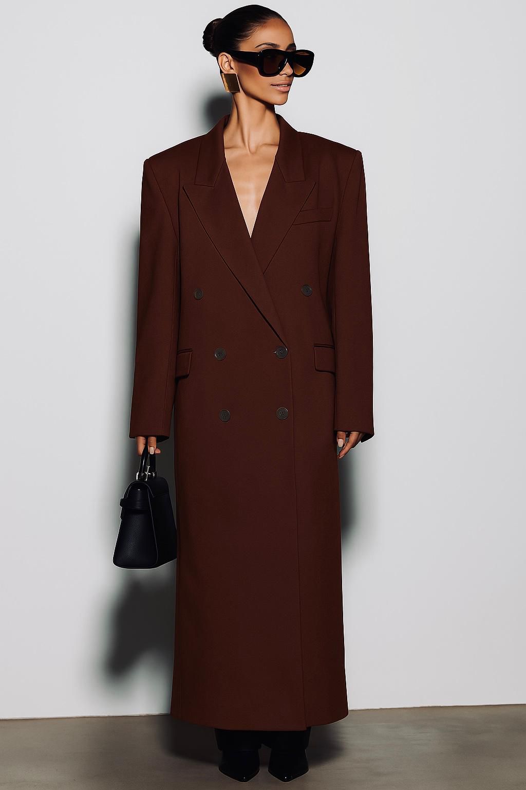 Cappotto ISABELLA  lungo dal taglio sartoriale con design doppiopetto e spalle strutturate. Elegante e versatile, perfetto per completare look sofisticati nelle giornate più fredde.